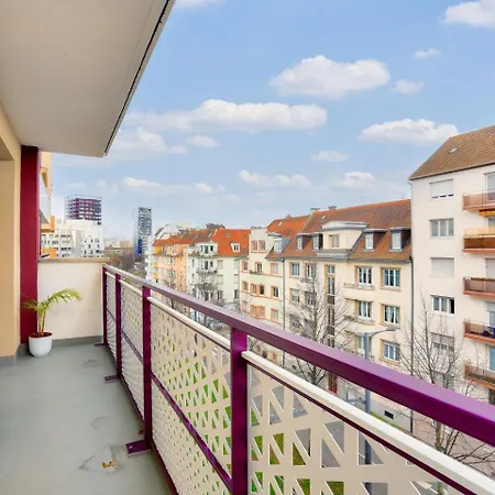 Lovely 2 Bedroom Flat With Balcony Near The Centre *