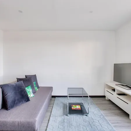 Lovely 2 Bedroom Flat With Balcony Near The Centre *