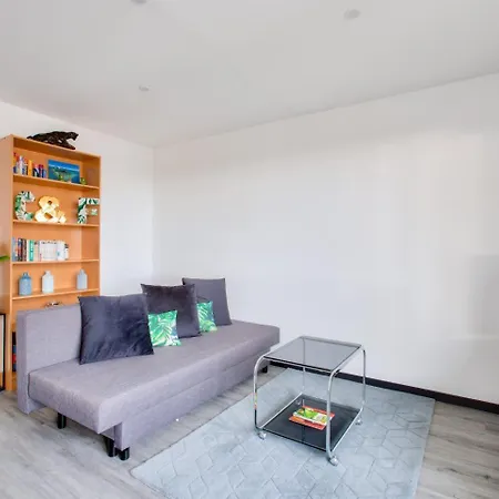 아파트 Lovely 2 Bedroom Flat With Balcony Near The Centre