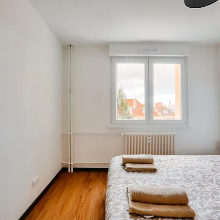 Lägenhet Lovely 2 Bedroom Flat With Balcony Near The Centre *