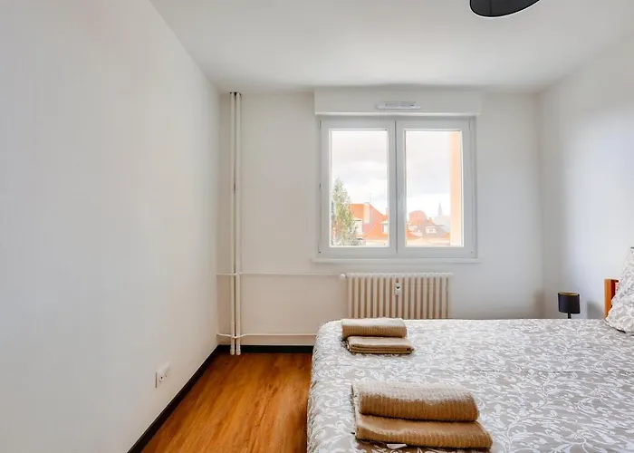 Lägenhet Lovely 2 Bedroom Flat With Balcony Near The Centre *