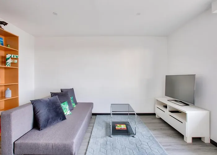Lovely 2 Bedroom Flat With Balcony Near The Centre *