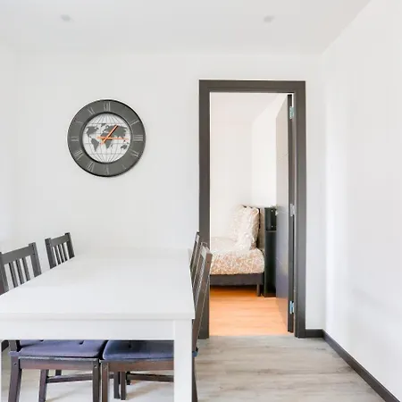 Lovely 2 Bedroom Flat With Balcony Near The Centre شقة